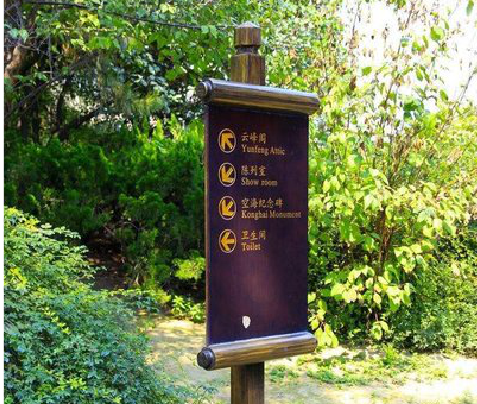 赤壁标识牌与环境之间有什么关系？